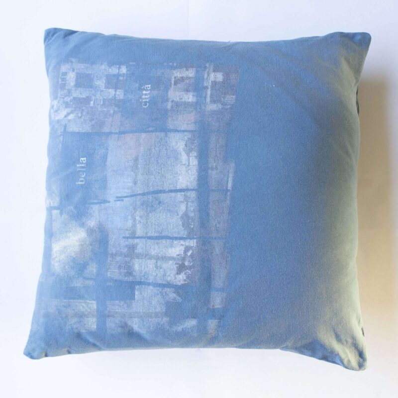 T-shirt kussen blauw upcycled