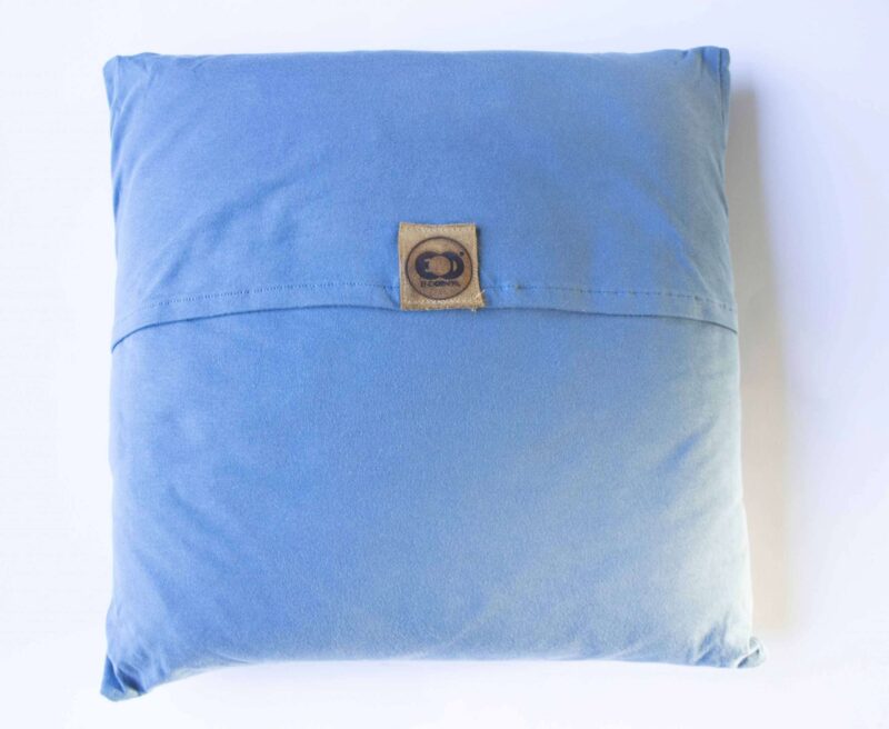 T-shirt kussen blauw upcycled - Afbeelding 2
