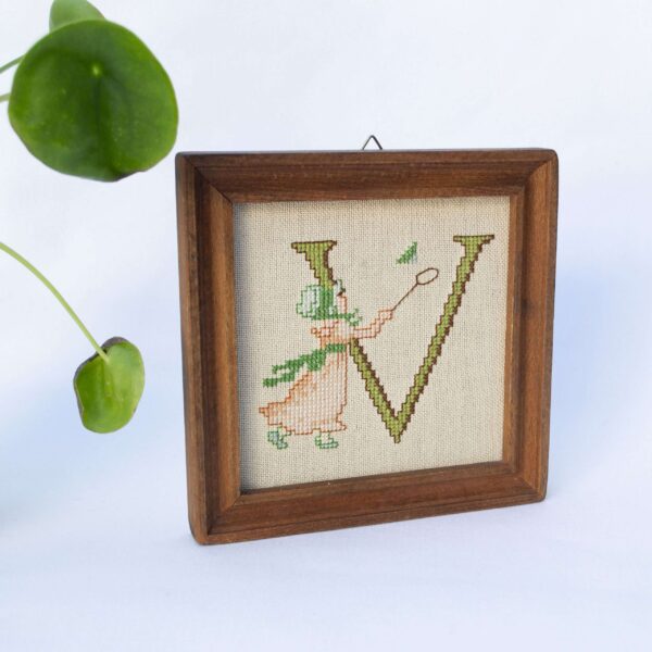 Vintage borduurwerk letter V