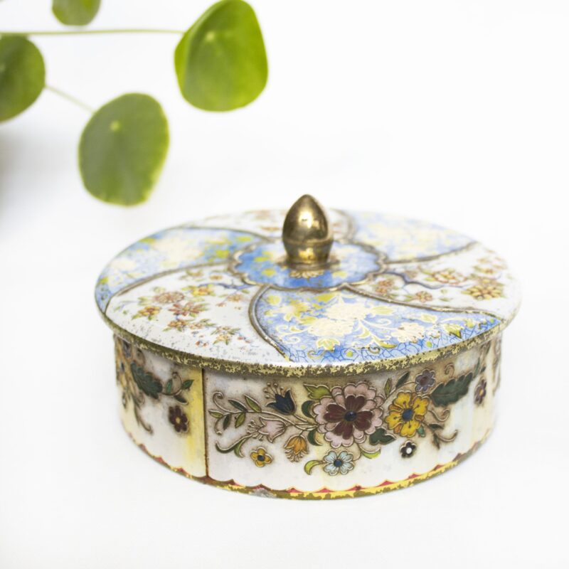 Vintage blik rond bloemen
