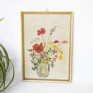 Vintage borduurwerk bloemen in vaas