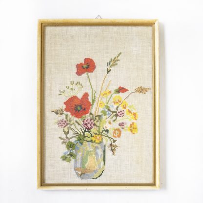 Vintage borduurwerk bloemen in vaas