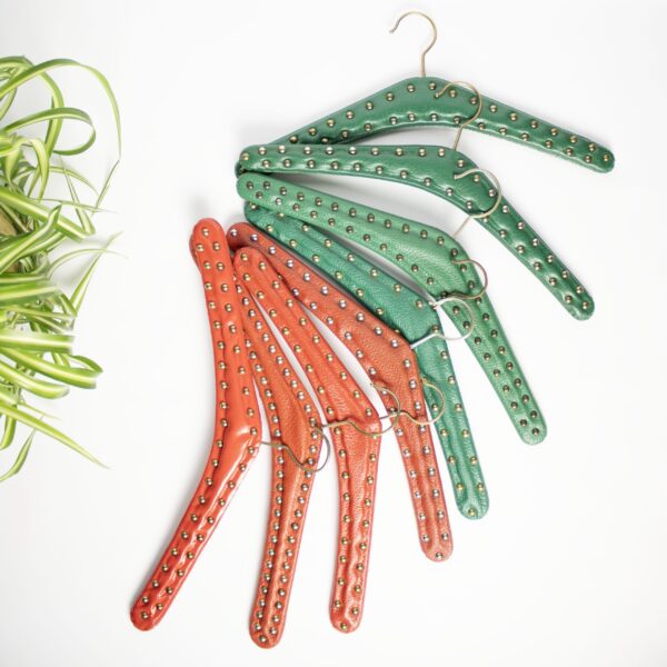 Vintage kledinghangers studs set 3