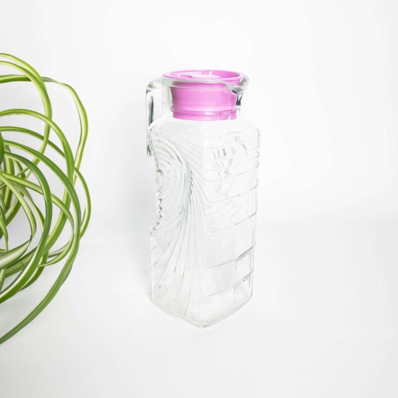 Vintage waterkan met roze deksel