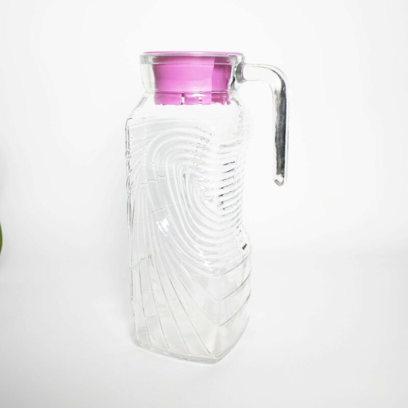 Vintage waterkan met roze deksel