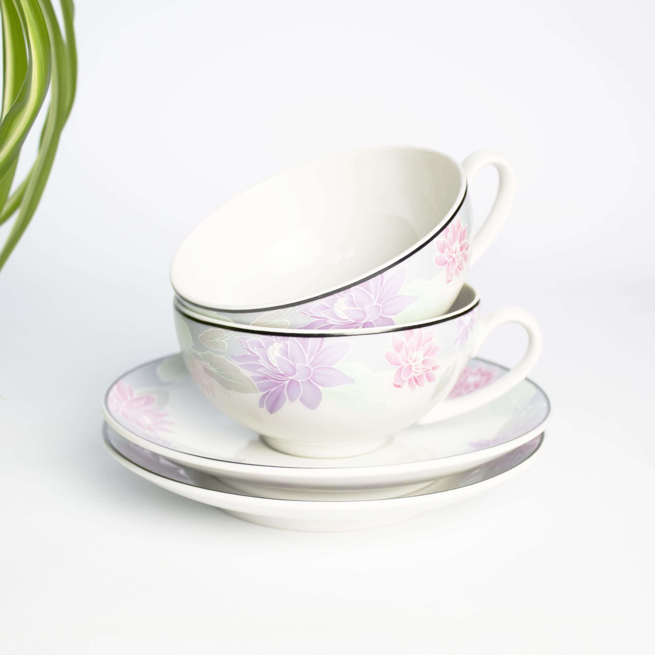 Vintage kop en schotel bloemen