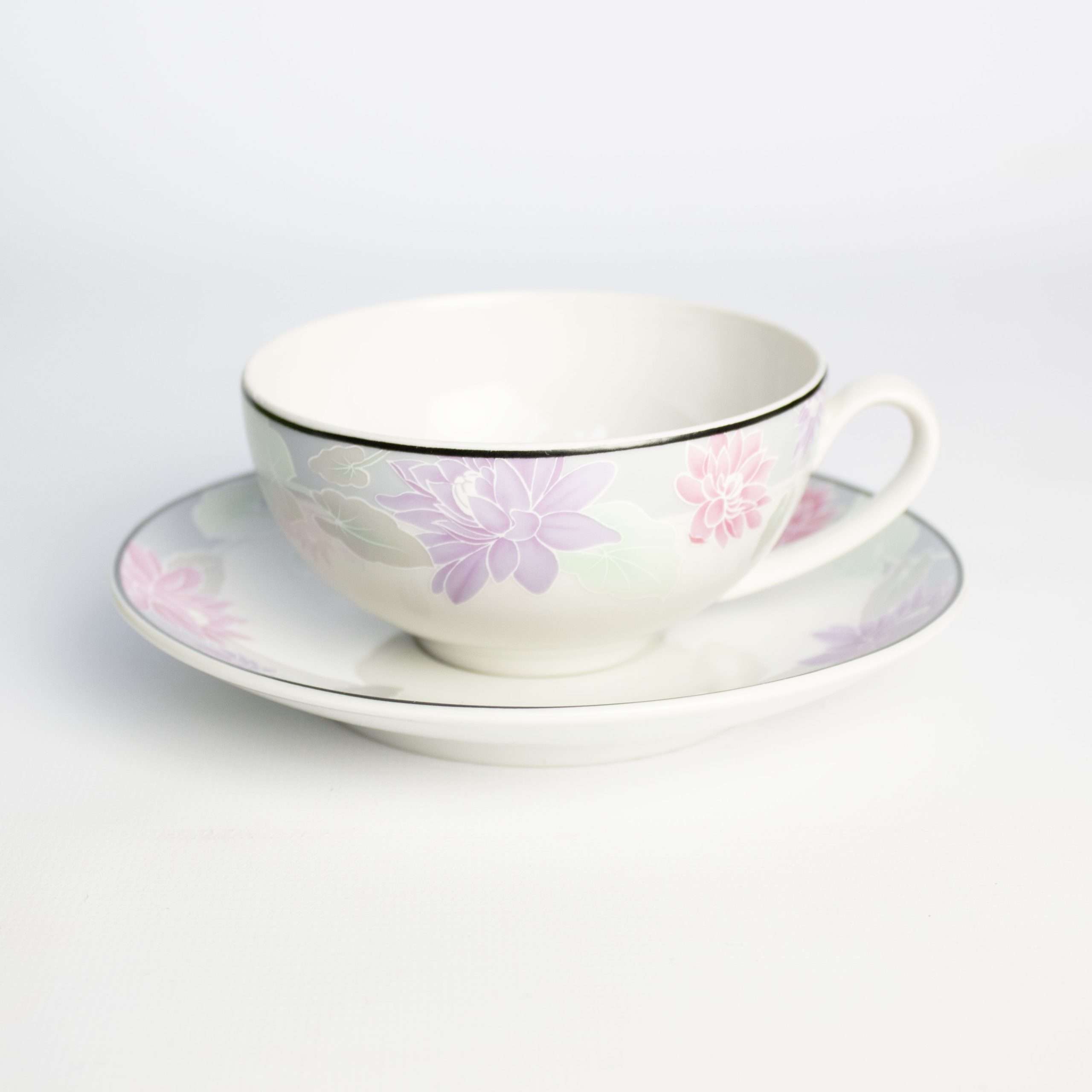 Vintage kop en schotel bloemen