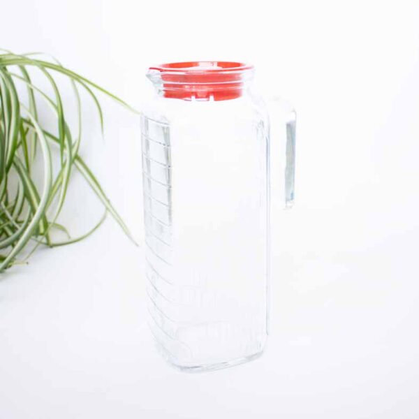 Vintage waterkan met rode deksel